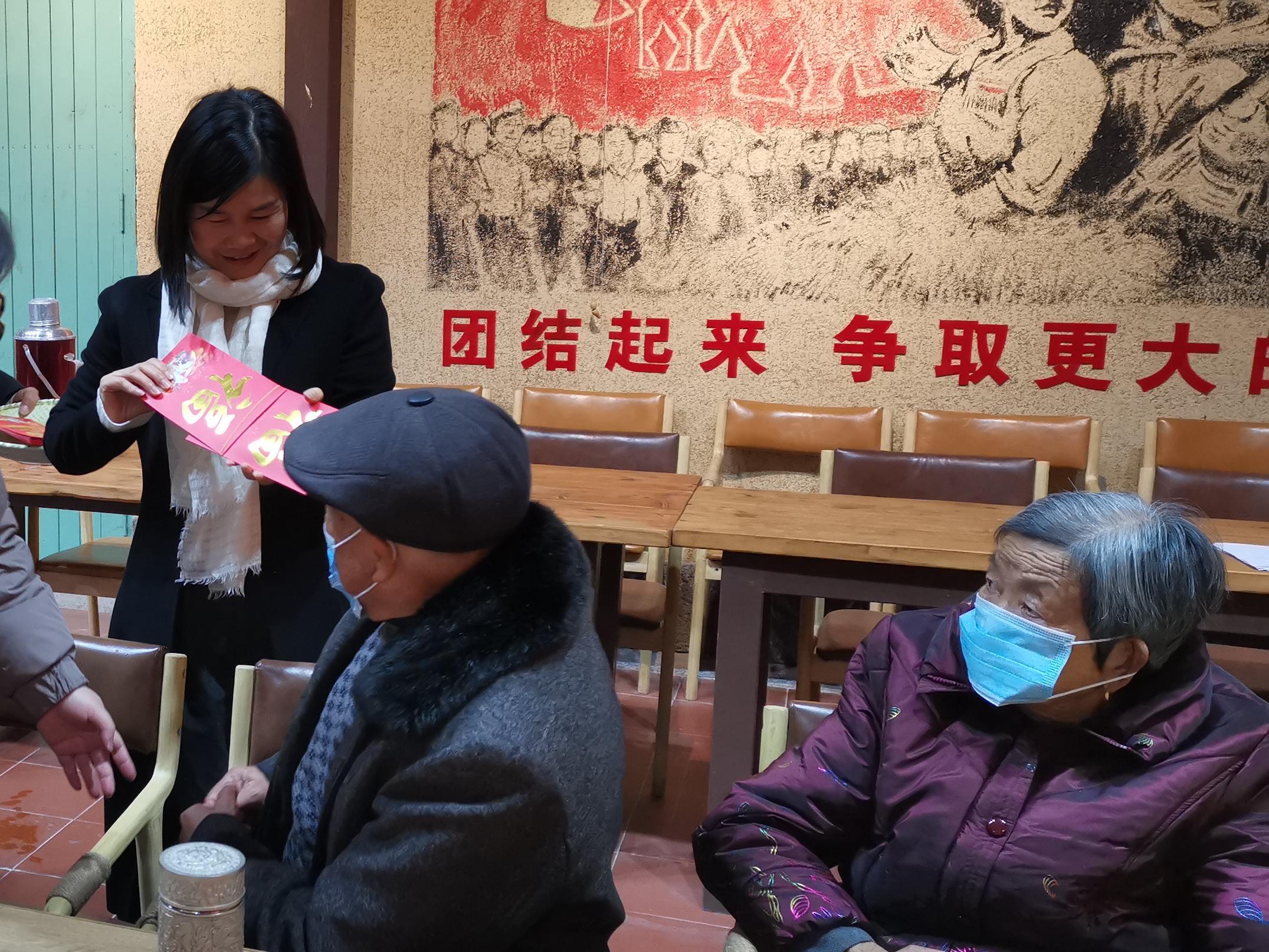 14紅包獻(xiàn)壽星1236.jpg 14紅包獻(xiàn)壽星1236.jpg